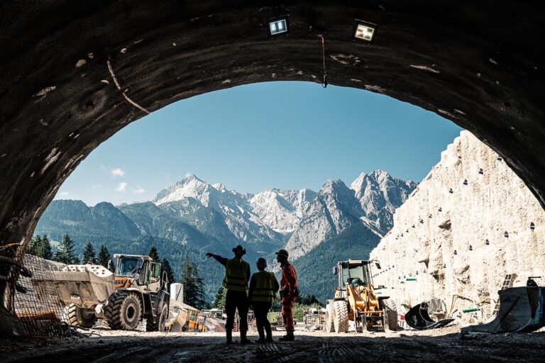Ingenieure und Planer im Südportal Kramertunnel Industriefotografie
