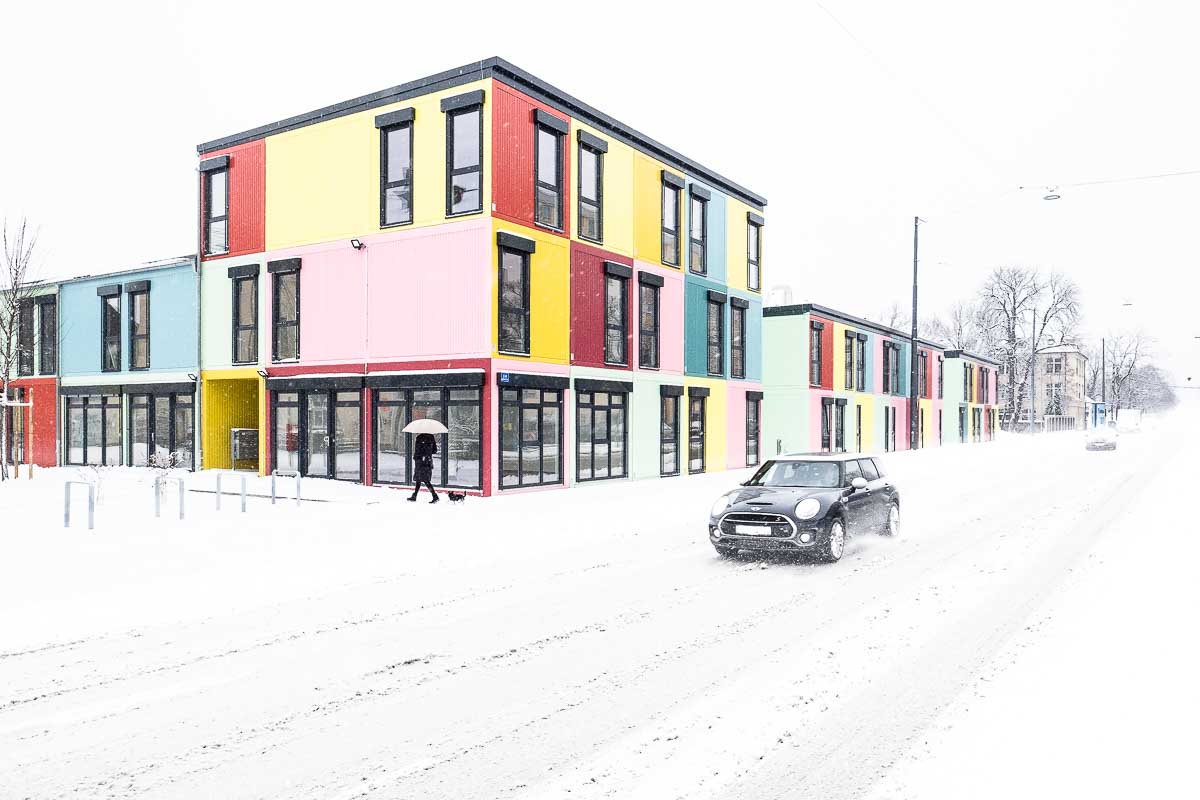 Architekturfotografie der bunten Container des Kreativ-Labors/Kreativquartiers an der Dachauer/Schwere-Reiter-Str. nach frischen Schneefall.