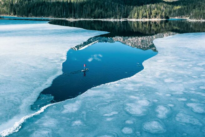 SUP stand up paddling zwischen Eisschollen am Eibsee
