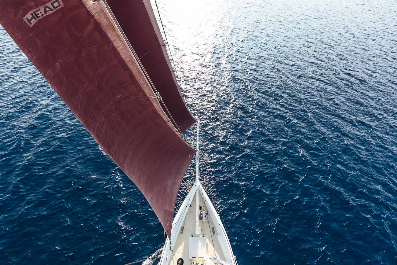 Segelboot von oben betrachtet, Mittelmeer, Agais, Griechenland.
