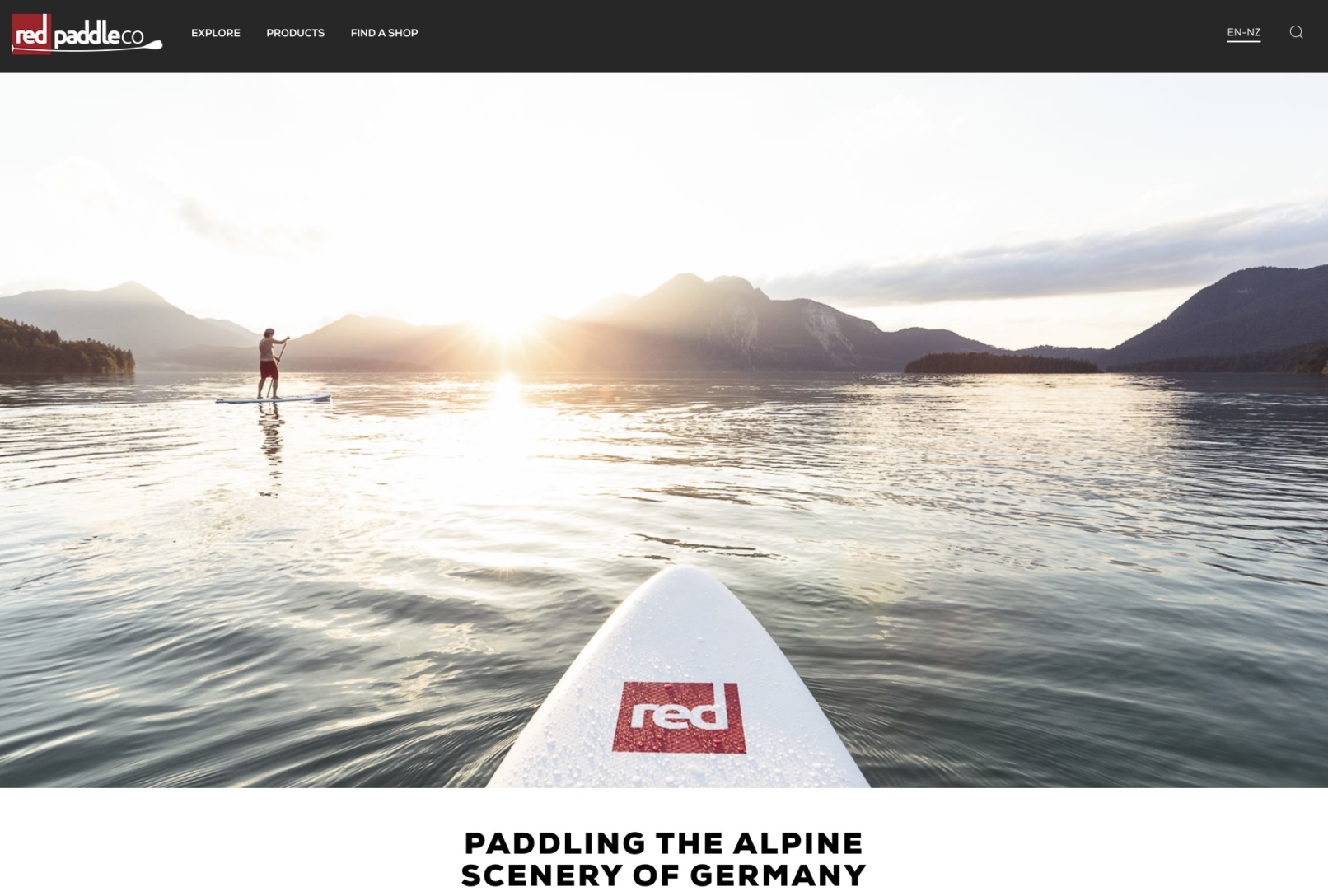 REDPaddle SUP-Board und Stand-up-Paddler bei Sonnenuntergang am Walchensee und