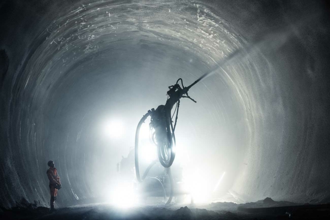 Spritzbeton wird mit der Spritzmaschine im Tunnel aufgebracht.