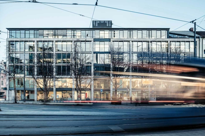 Eine Tram zieht ihre Leuchtspur in der Abenddämmerung / "blauen Stunde" am Stiglmaierplatz in München
