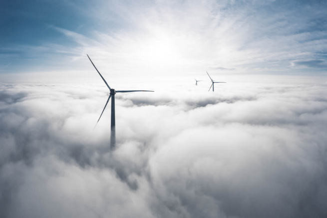 Windraeder über Bodennebel in Bayern