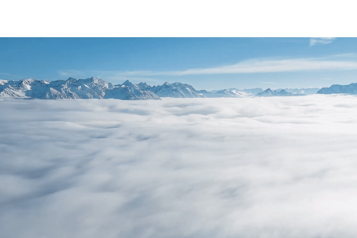 Wolken fließen im Zeitraffer am Karwendel vorbei.