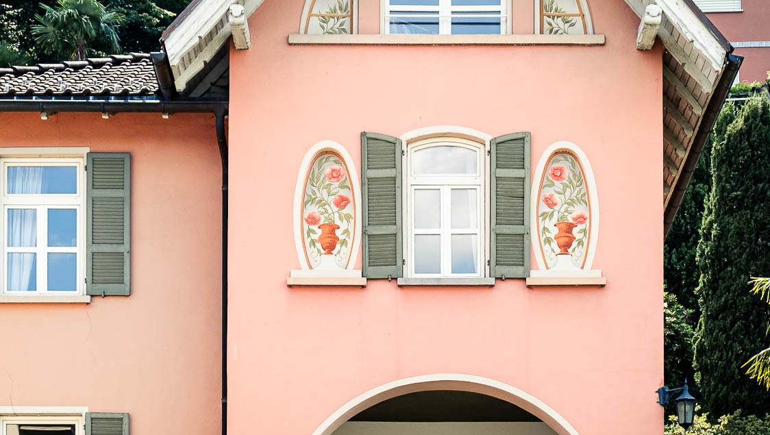 Ansicht einer Villa im Jugenstil am Luganer See.