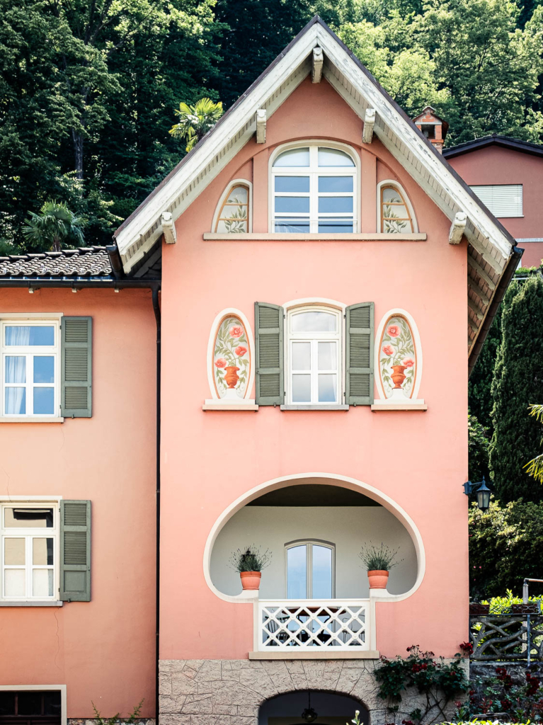 Ansicht einer Villa im Jugenstil am Luganer See.