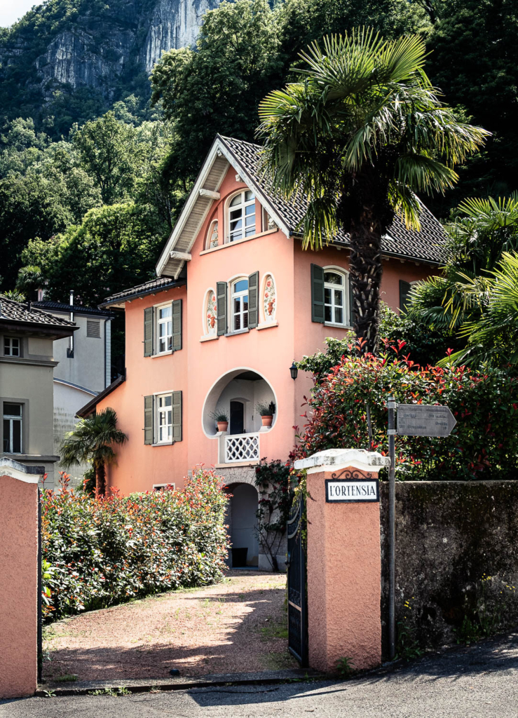 Einfahrt zu einer Villa im Jugenstil am Luganer See.